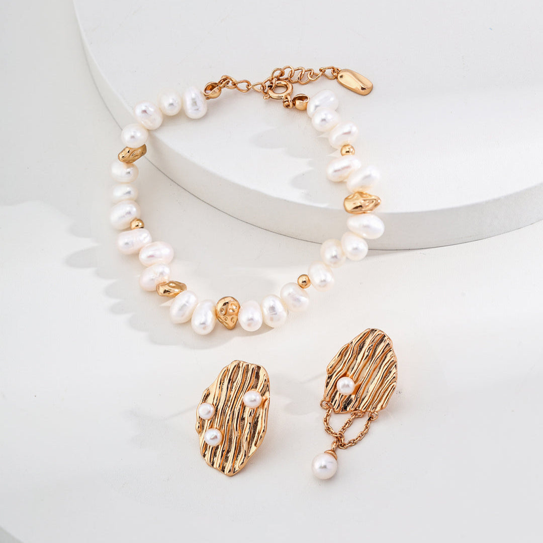 Kleines Perlenarmband mit goldenen Bohnen