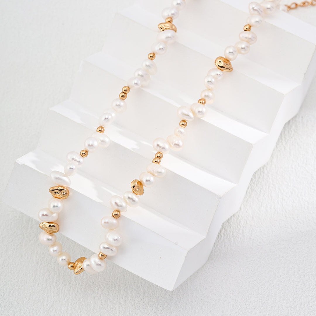 Kleine Perlenkette mit goldenen Bohnen