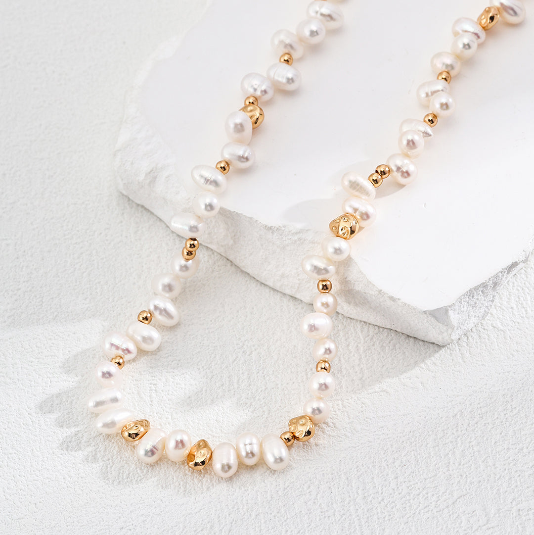 Kleine Perlenkette mit goldenen Bohnen