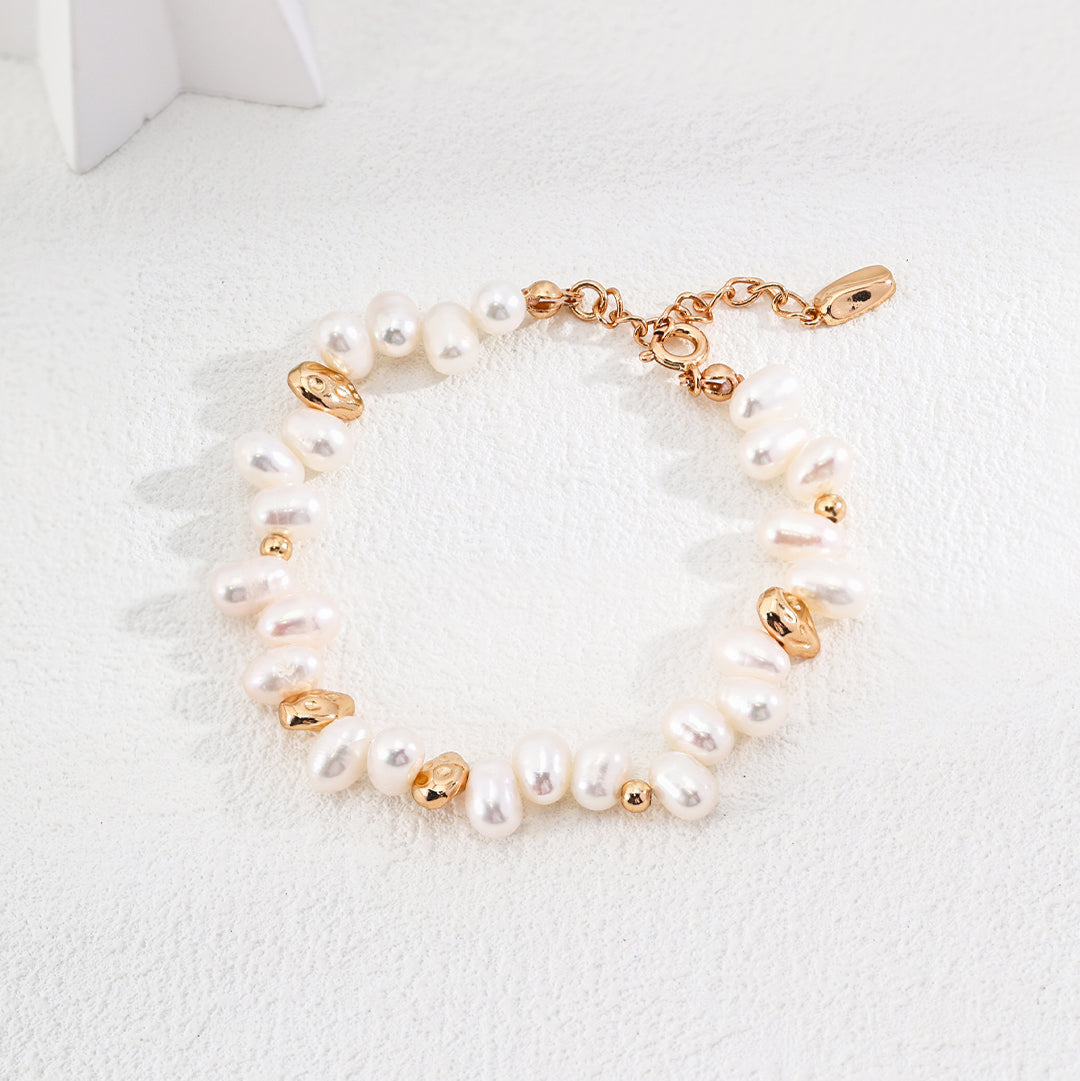 Kleines Perlenarmband mit goldenen Bohnen