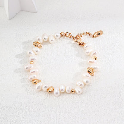 Kleines Perlenarmband mit goldenen Bohnen