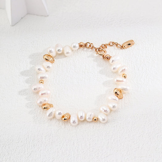 Kleines Perlenarmband mit goldenen Bohnen