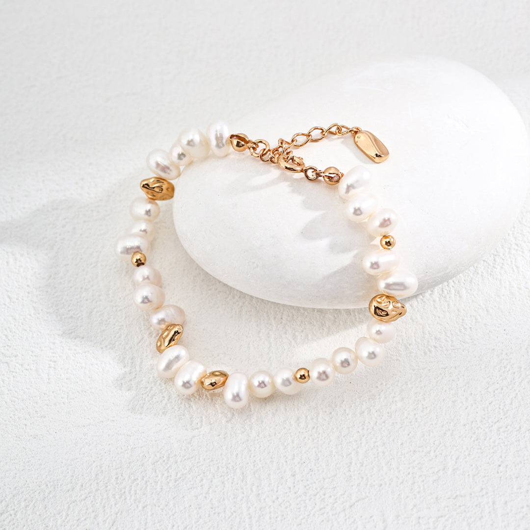Kleines Perlenarmband mit goldenen Bohnen