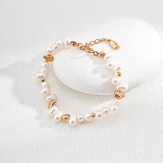 Kleines Perlenarmband mit goldenen Bohnen