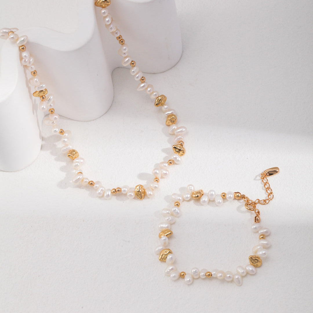 Kleines Perlenarmband mit goldenen Bohnen