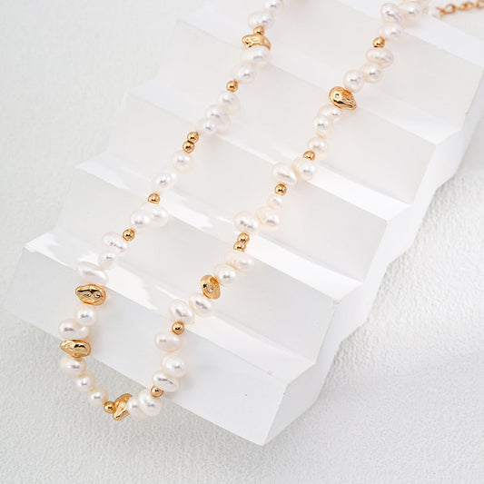 Kleine Perlenkette mit goldenen Bohnen